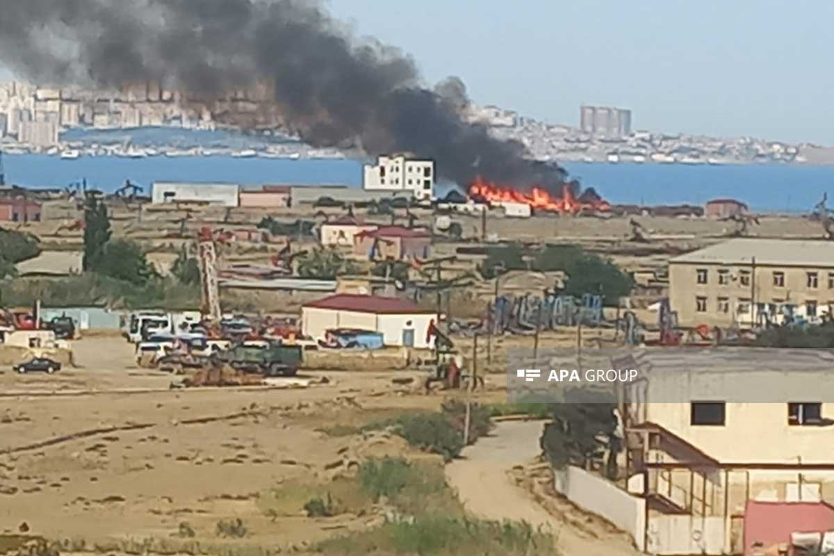 В Баку на открытой местности вблизи моря вспыхнул пожар