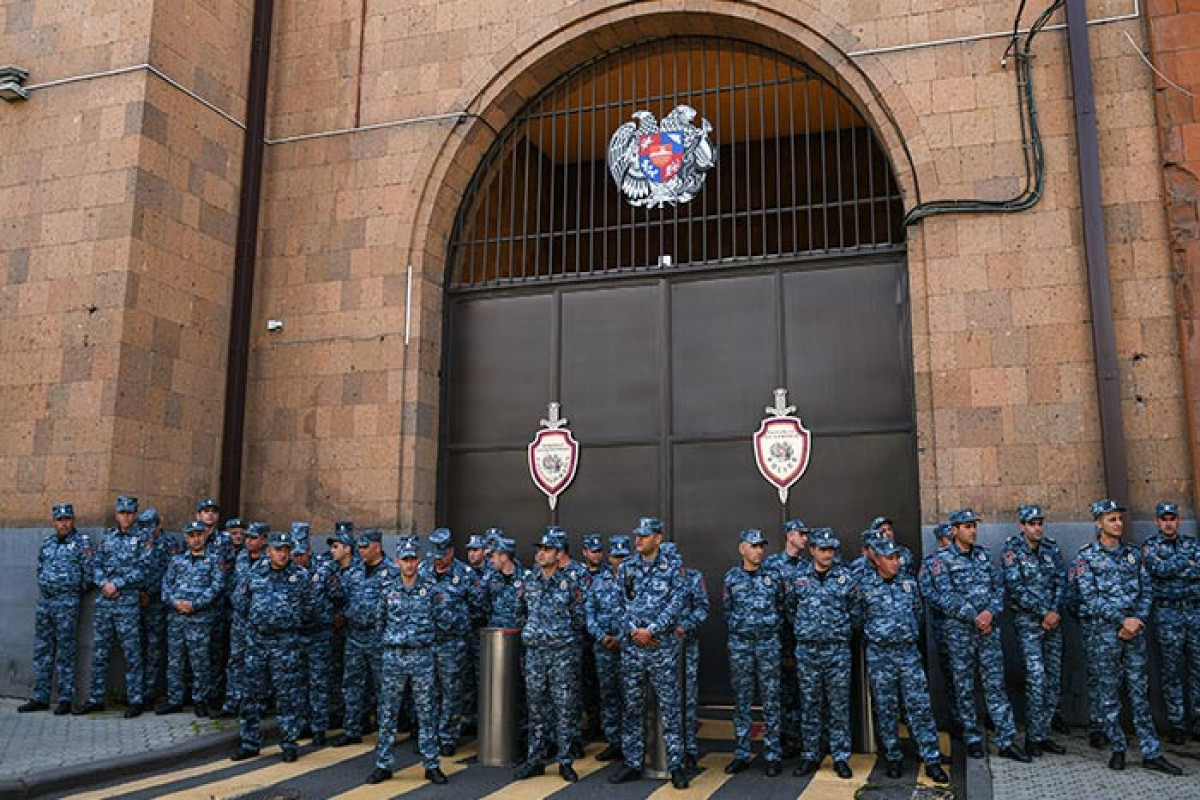 В Ереване перед зданием парламента полиция устанавливает колючую проволоку - ВИДЕО 