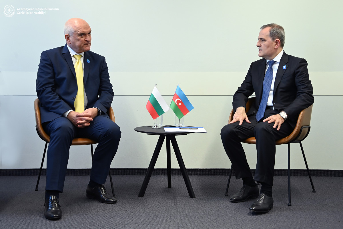 Глава МИД Джейхун Байрамов на встрече с с премьер-министром и министром иностранных дел Болгарии Димитаром Главчевым