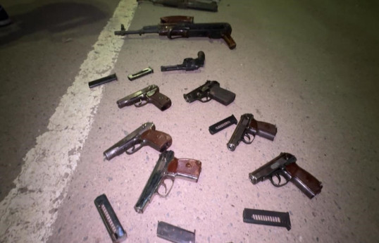 В Гяндже задержан мужчина, пытавшийся продать 12 автоматов и пистолетов-ФОТО 