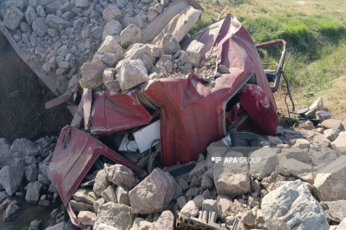 В Азербайджане перевернулся грузовой автомобиль, есть пострадавший - ФОТО 