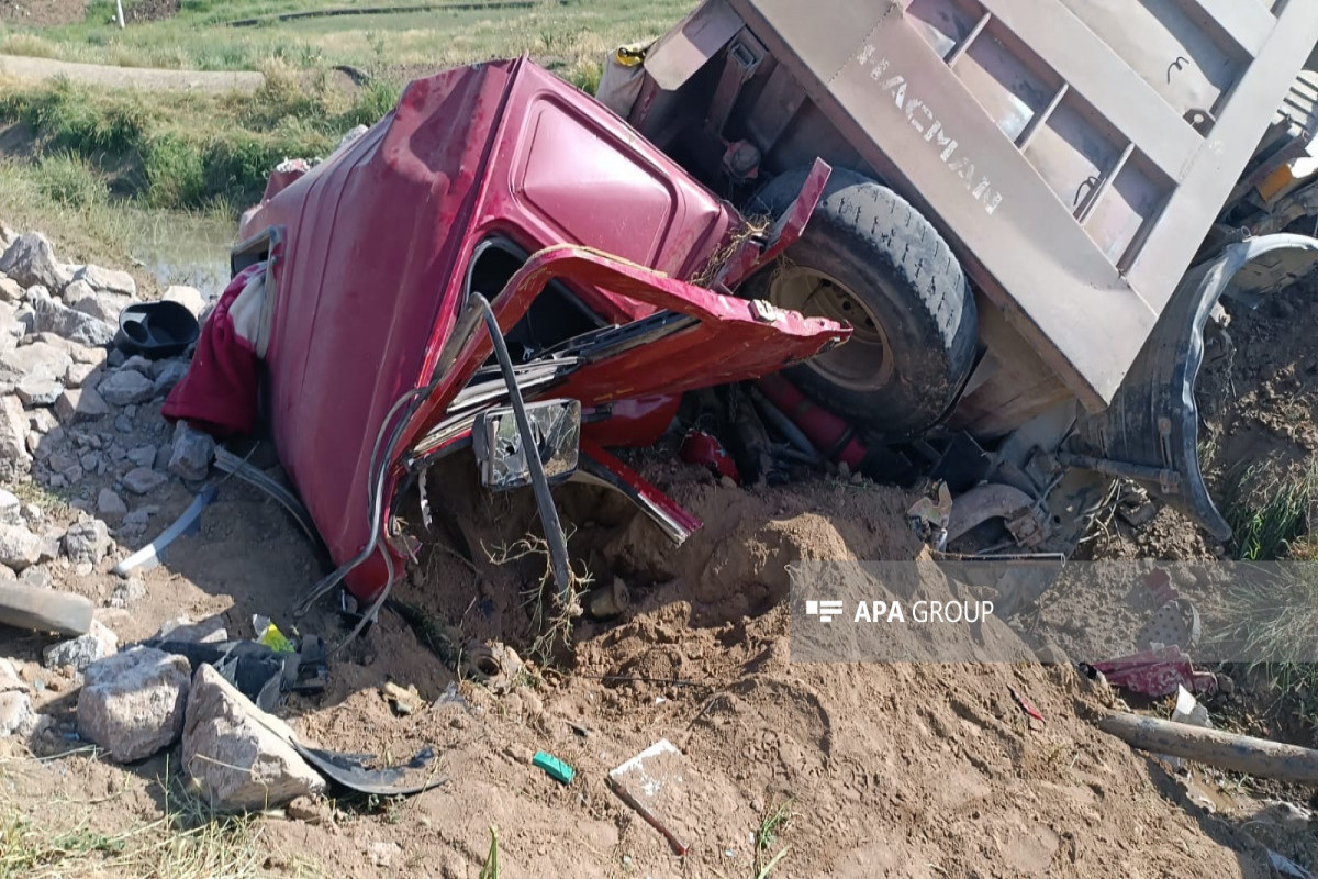 В Азербайджане перевернулся грузовой автомобиль, есть пострадавший - ФОТО 
