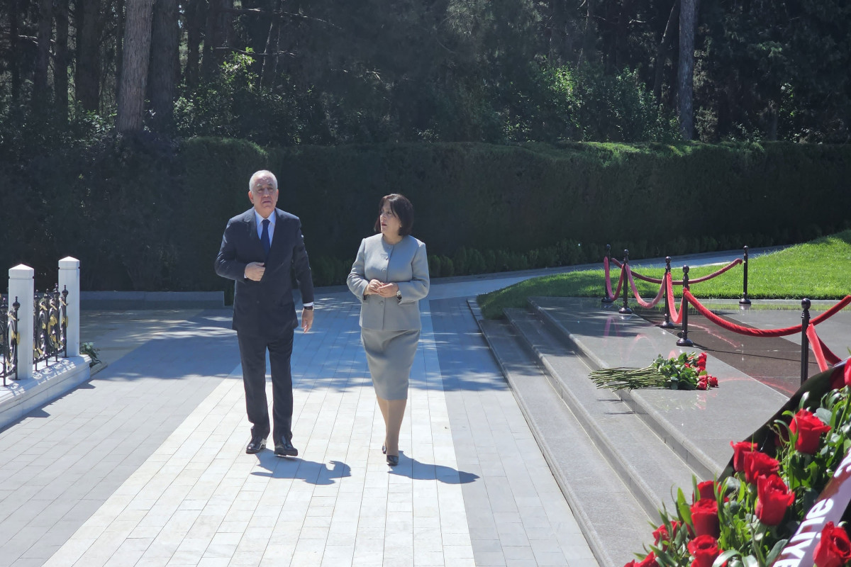 Премьер-министр Азербайджана и спикер Милли Меджлиса посетили могилу великого лидера Гейдара Алиева