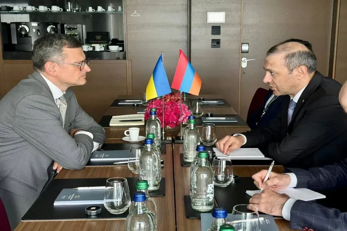 Кулеба встретился в Швейцарии с секретарем Совбеза Армении
