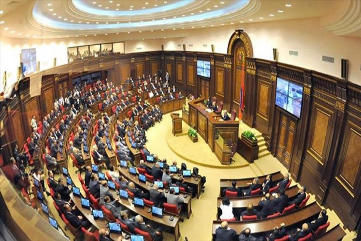 Созванное оппозицией внеочередное собрание в парламенте Армении не состоялось