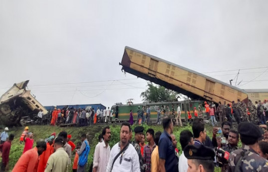 В Индии в результате столкновения двух поездов погибли 15 человек-ВИДЕО 