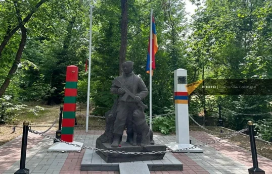 На "Аллее Славы" в ереванском парке Победы сорвали флаг и герб РФ