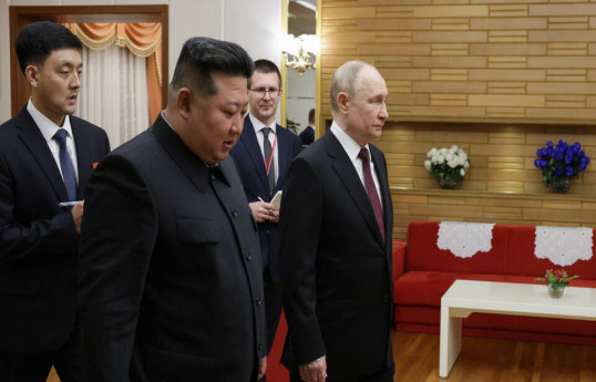Глава РФ Владимир Путин и его коллега из КНДР Ким Чен Ын