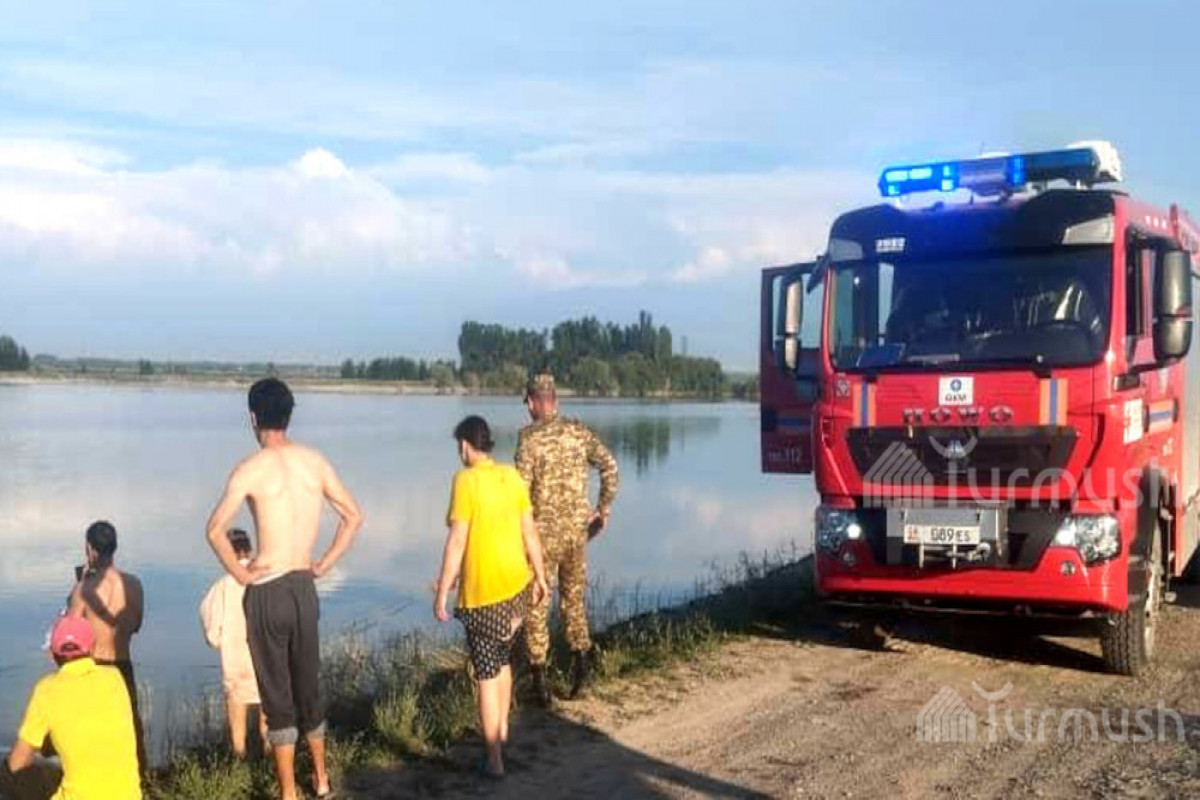 В Кыргызстане при падении автомобиля в водоем погибли шестеро детей