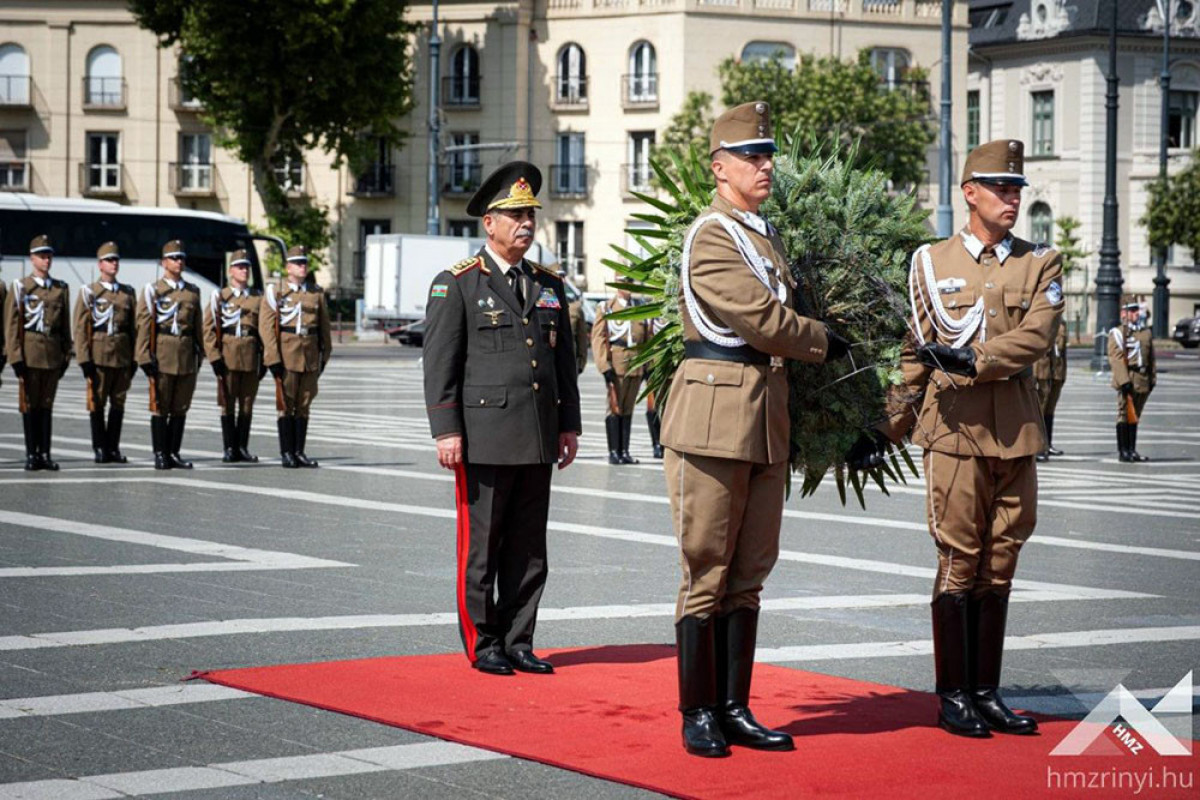 В Будапеште министр обороны Азербайджана встретился с венгерским коллегой