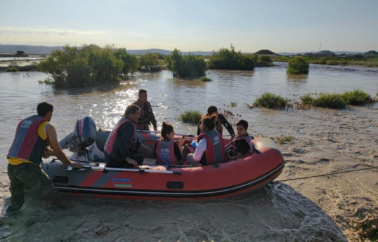 В Гаджигабуле эвакуировали граждан, оставшихся без помощи в результате селей