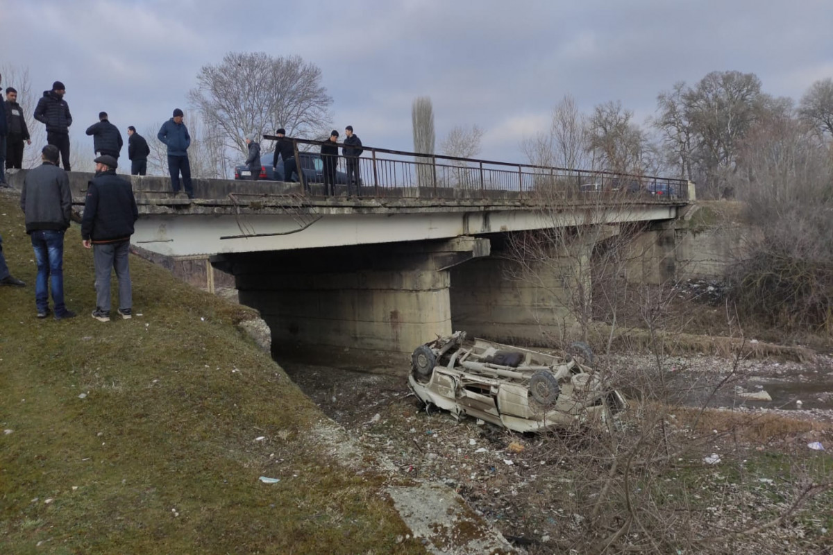 На севере Азербайджана микроавтобус упал в реку, водитель пострадал-ФОТО 