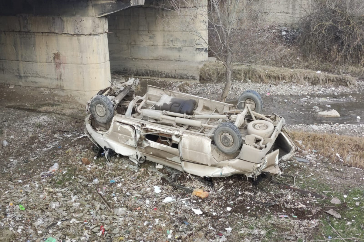 На севере Азербайджана микроавтобус упал в реку, водитель пострадал-<span class="red_color">ФОТО