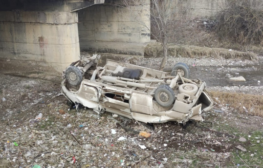 На севере Азербайджана микроавтобус упал в реку, водитель пострадал-ФОТО 