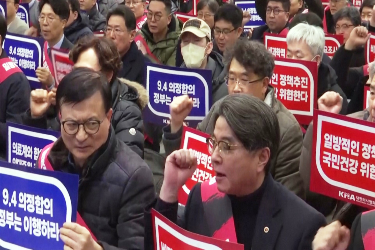 В Южной Корее тысячи врачей провели демонстрацию в знак протеста против планов правительства