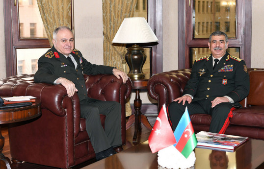 Глава Минобороны Азербайджана встретился с начальником Генштаба ВС Турции