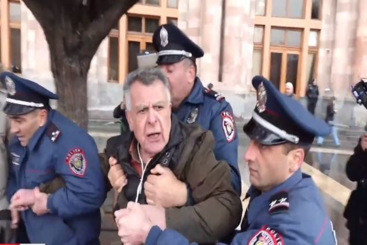 В Армении гражданин попытался совершить самосожжение перед зданием правительства - ВИДЕО 