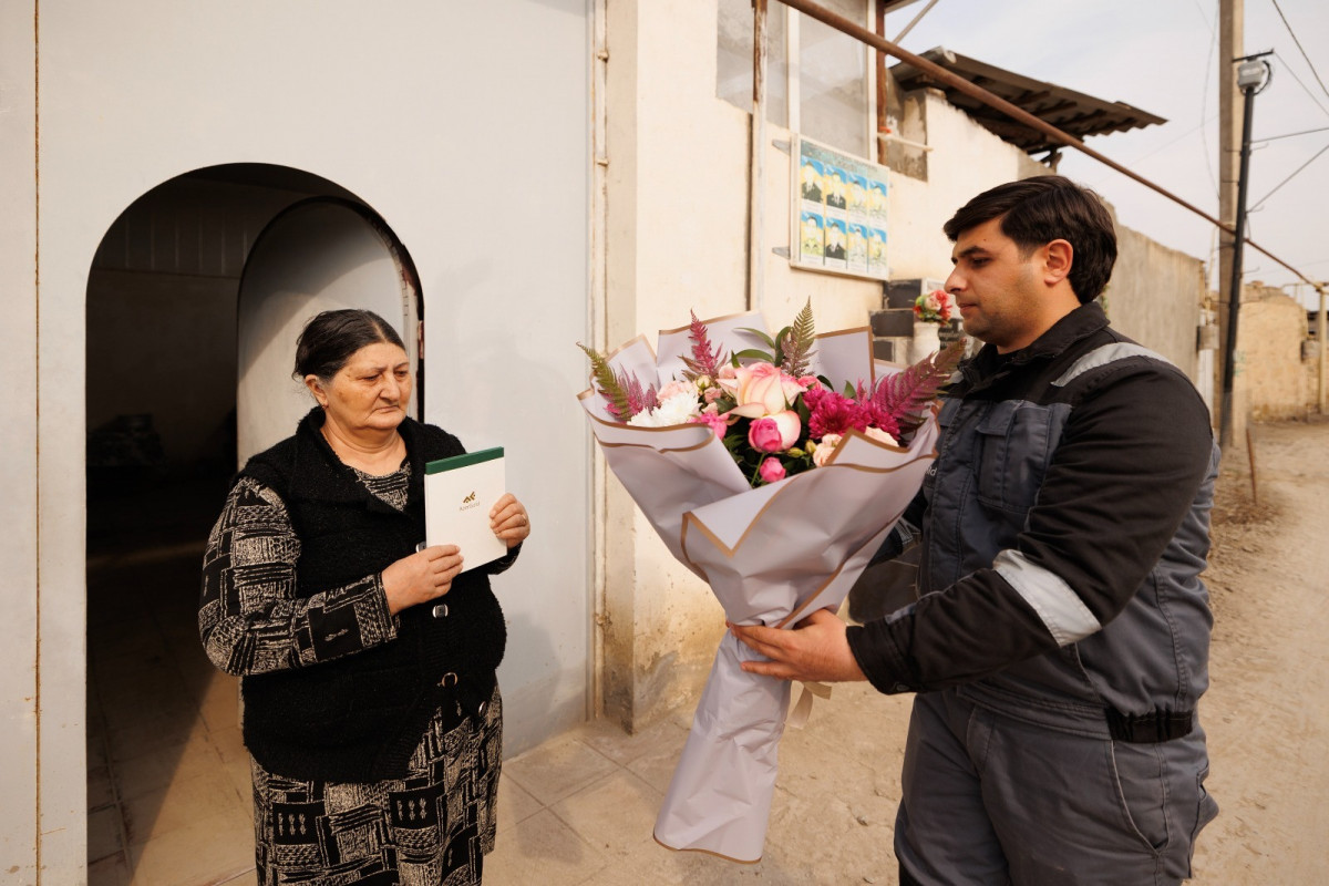 Сотрудники ЗАО «AzerGold» поздравили матерей шехидов с 8 Марта