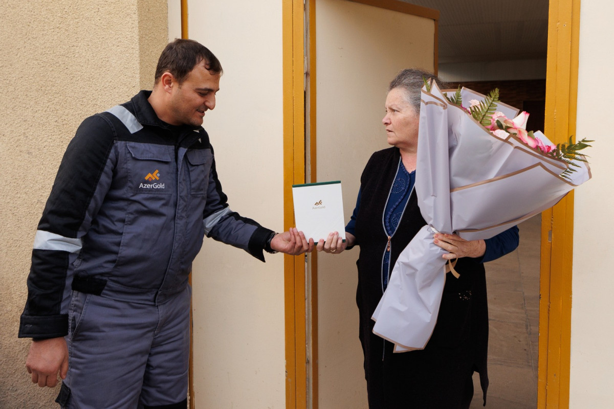 Сотрудники ЗАО «AzerGold» поздравили матерей шехидов с 8 Марта