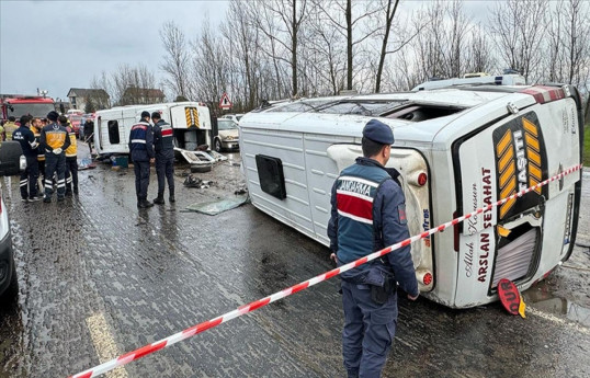 В Турции столкнулись два автобуса, 1 человек погиб, 27 получили ранения