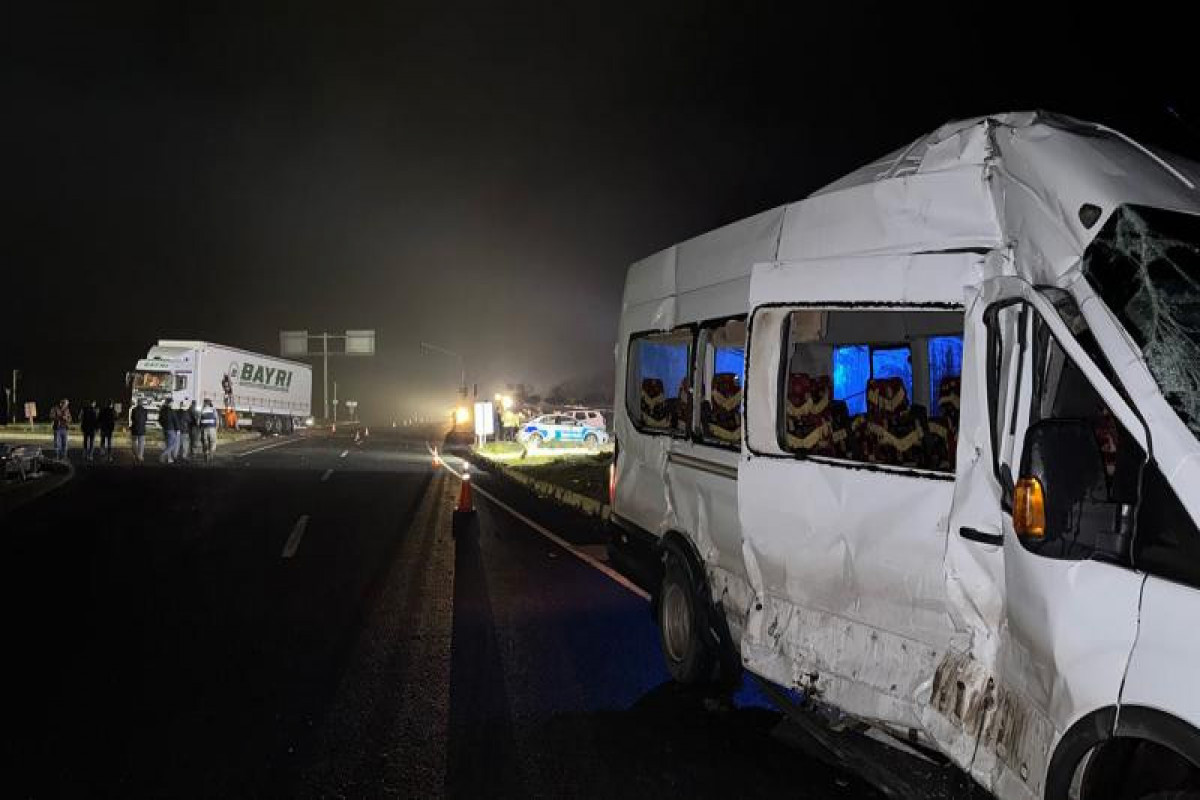 В Турции произошло столкновение школьного автобуса с грузовиком, пострадали семь человек