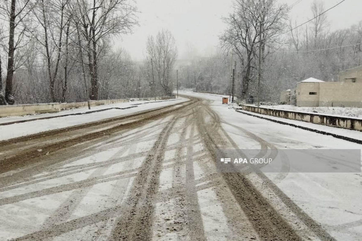В Шуше из-за снега затруднено движение автомобилей на горных дорогах - ФОТО 