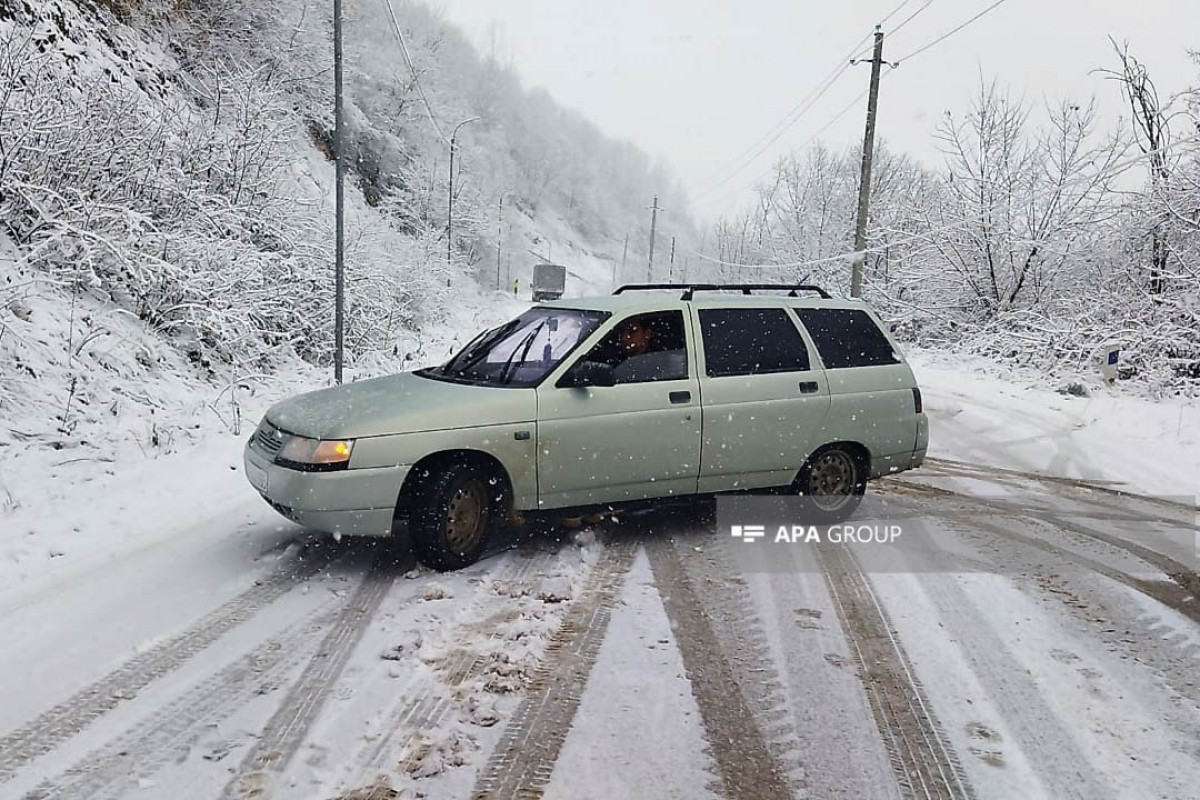 В Шуше из-за снега затруднено движение автомобилей на горных дорогах - ФОТО 