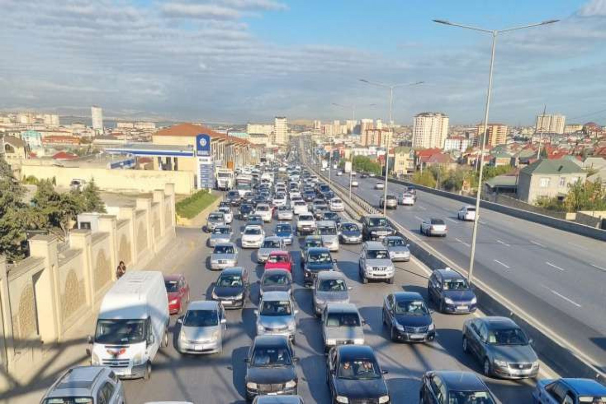 Депутат: Необходимо изучить влияние пробок на дороге Баку-Сумгайыт на психику людей