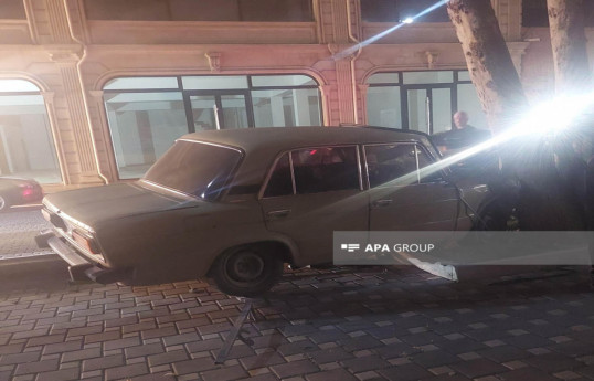 В Агдашском районе Азербайджана автомобиль врезался в дерево и грузовик, есть погибший