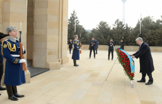 Токаев почтил память шехидов в Баку