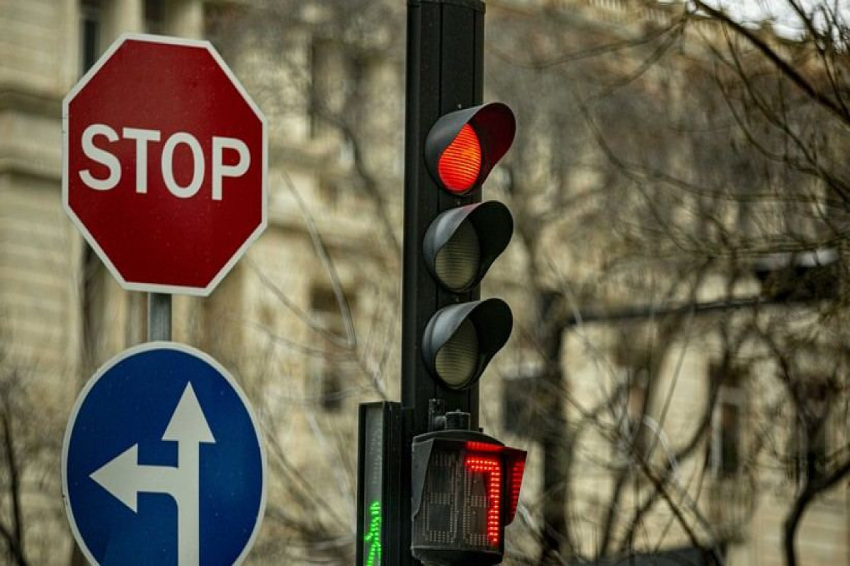 В Азербайджане определены ответственные органы относительно применения дорожных знаков и светофоров