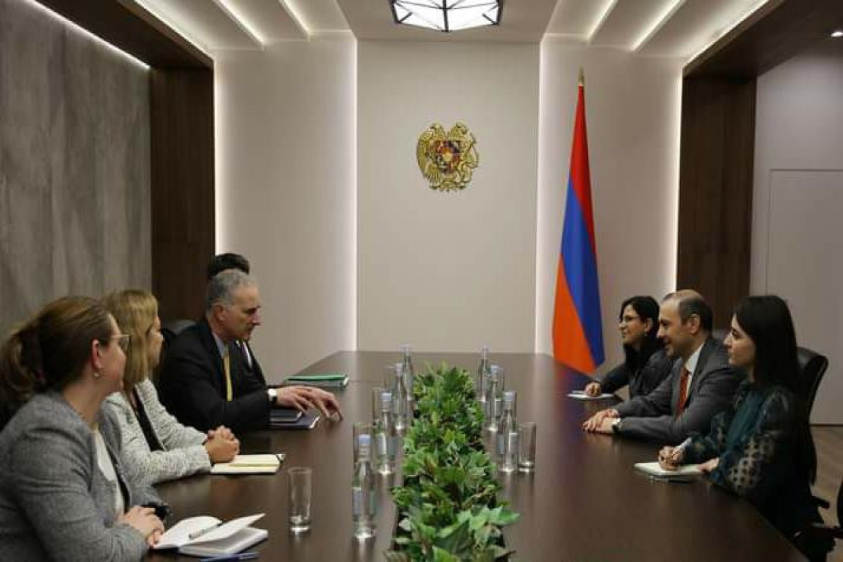 Секретарь Совбеза Армении принял Луи Боно