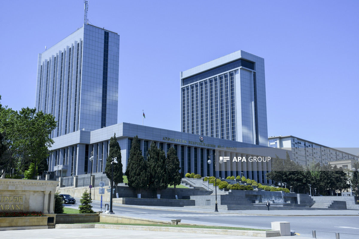 В парламенте Азербайджана проходит рабочее заседание с участием группы депутатов