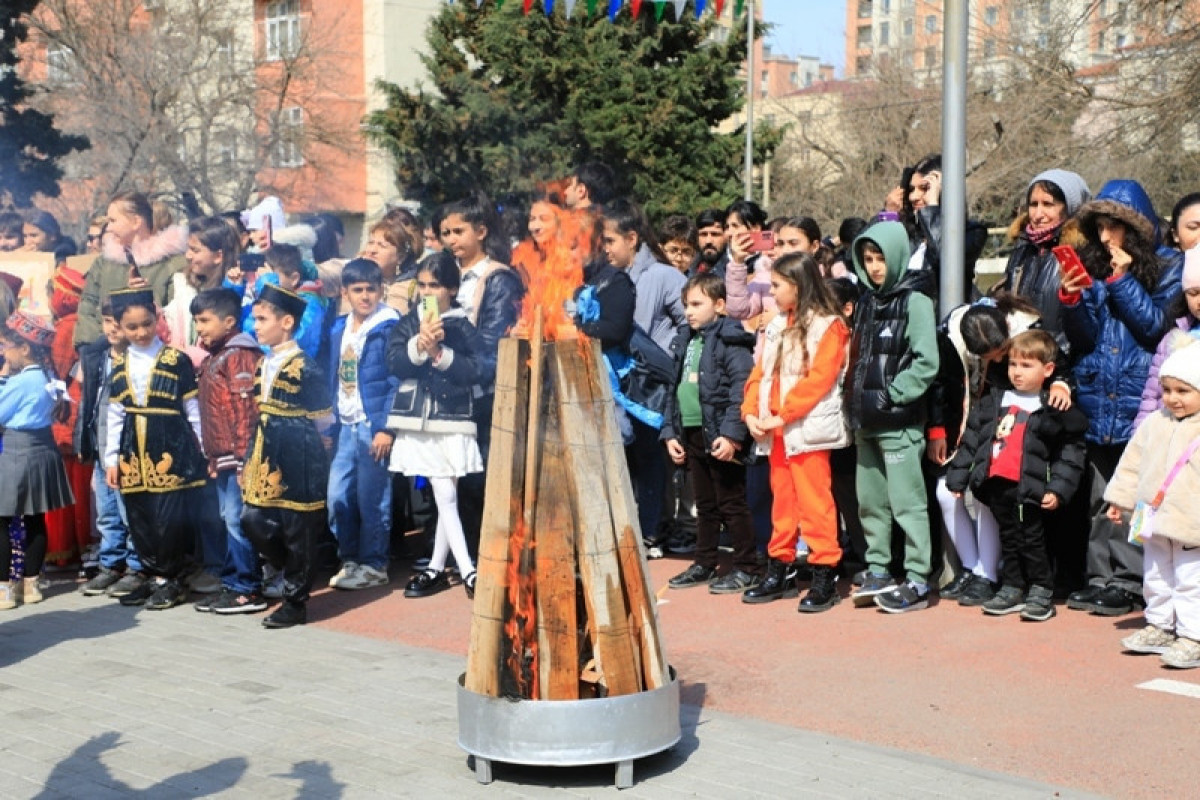 В благоустроенных кварталах Баку были организованы торжества по случаю праздника Новруз