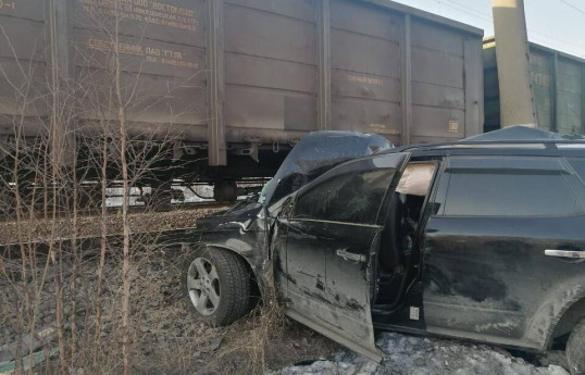 В России автомобиль столкнулся с грузовым поездом, 20 вагонов сошли с рельсов