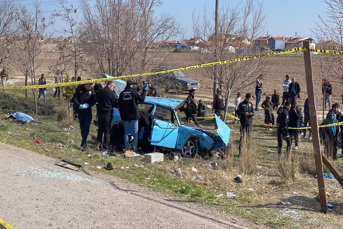 В Турции автомобиль врезался в автобусную остановку, погибли 4 человека