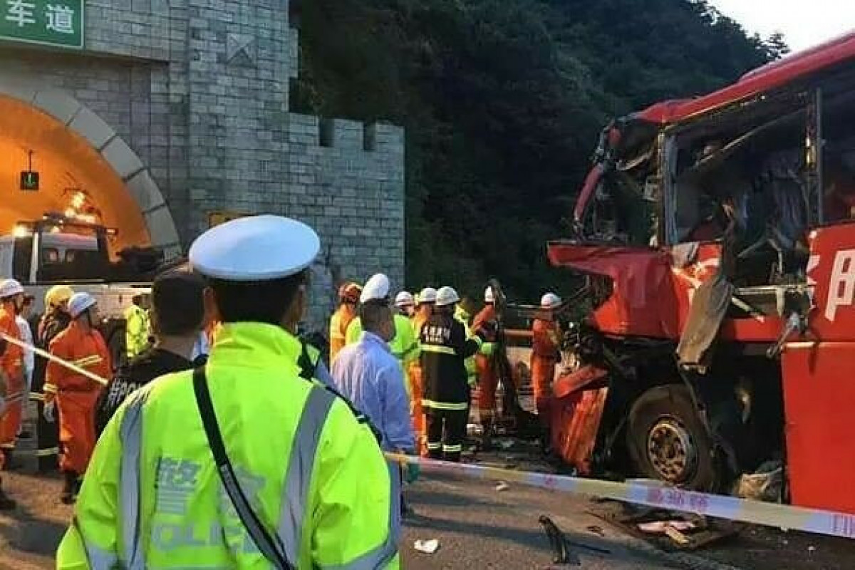 В Китае автобус врезался в стену тоннеля: 14 человек погибли, 37 пострадали