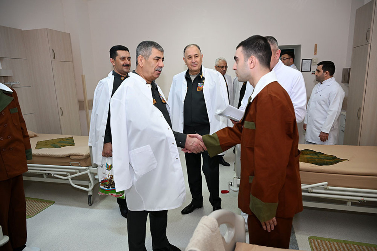 Министр обороны Азербайджана посетил Военный госпиталь - ВИДЕО 