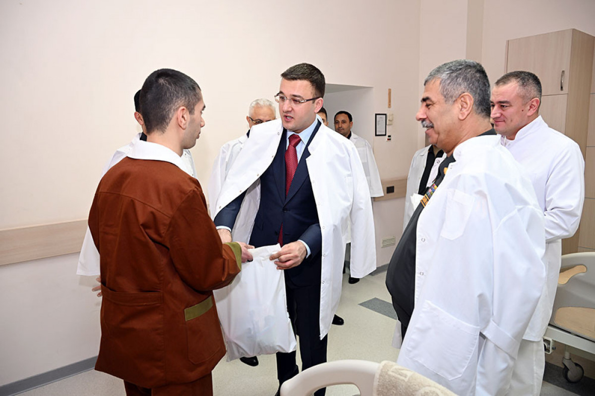 Министр обороны Азербайджана посетил Военный госпиталь - ВИДЕО 