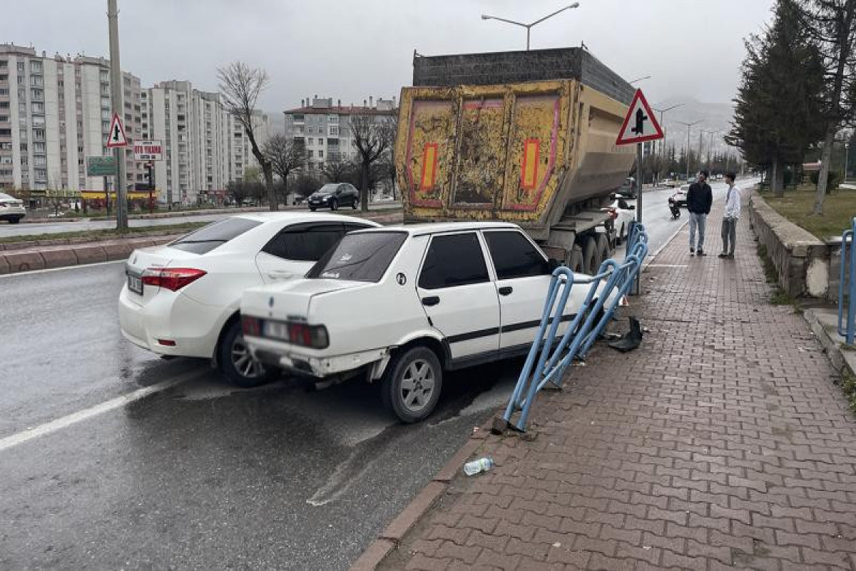 В Турции два легковых автомобиля врезались в прицеп грузовика, пять человек пострадали