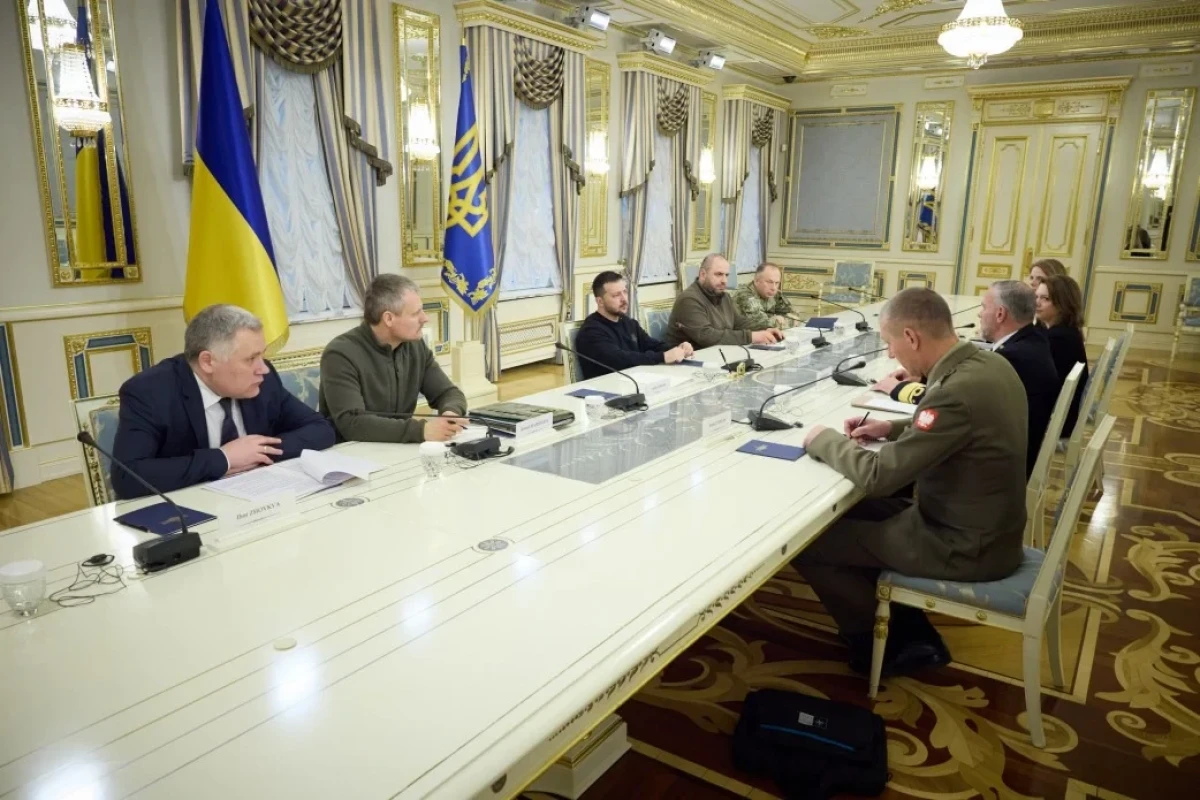 Зеленский попросил у главы Военного комитета НАТО новые системы ПВО-ФОТО 
