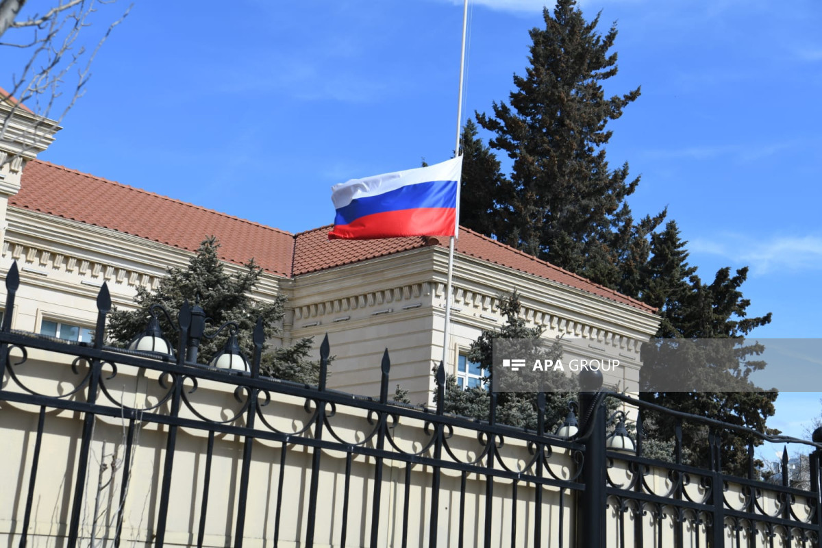 В посольстве России наполовину приспущен государственный флаг, открыта памятная книга-ФОТО -ОБНОВЛЕНО 