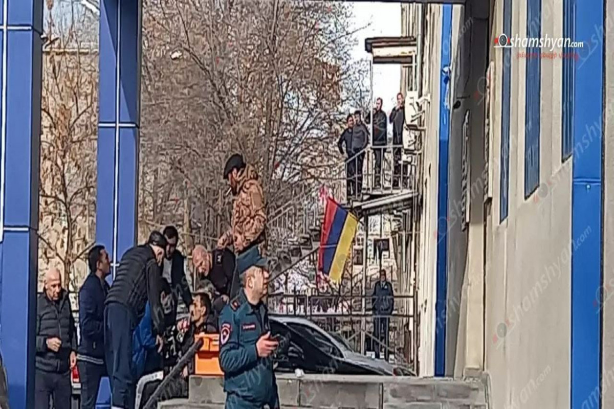 В Ереване вооруженные люди напали на здание управления полиции, есть раненые - ВИДЕО-ОБНОВЛЕНО-1 