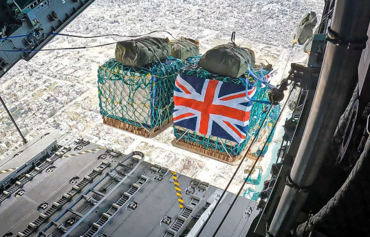 Британские военные сбросили в сектор Газа 10 тонн гуманитарной помощи - ФОТО 