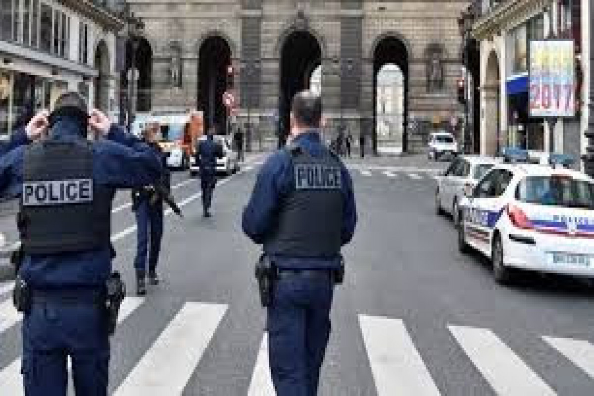 СМИ: Порядка 20 школ в Париже получили сообщения с угрозой взрыва