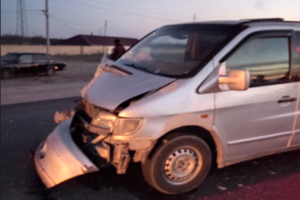 В Азербайджане на автомагистрали столкнулись два микроавтобуса, ранены 10 человек-ФОТО 