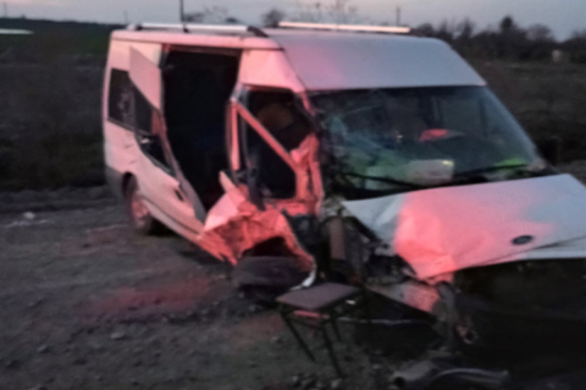 В Азербайджане на автомагистрали столкнулись два микроавтобуса, ранены 10 человек-ФОТО 