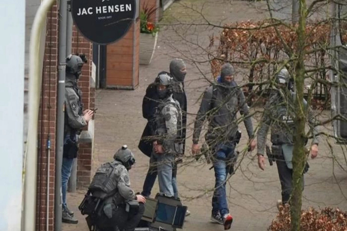 В Нидерландах неизвестный взял в заложники посетителей кафе, жителей окрестностей эвакуировали