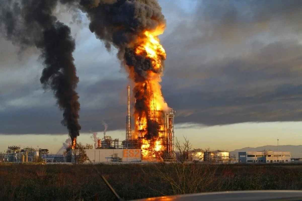 В России горит нефтезавод-ВИДЕО 