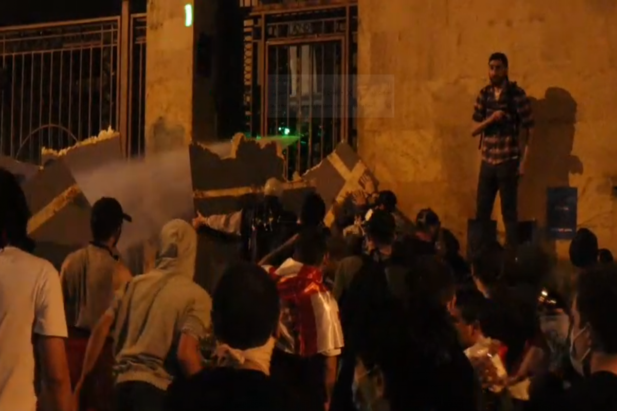 В Грузии протестующие попытались взломать ворота во двор парламента
